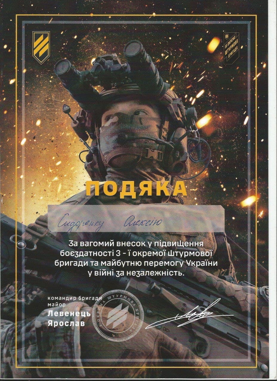 Представник фонду отримує подячну грамоту в рамці